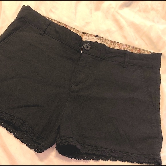 Black shorts w/detailed around leg opening ladies large equivalent to a 8 - Picture 3 of 8
